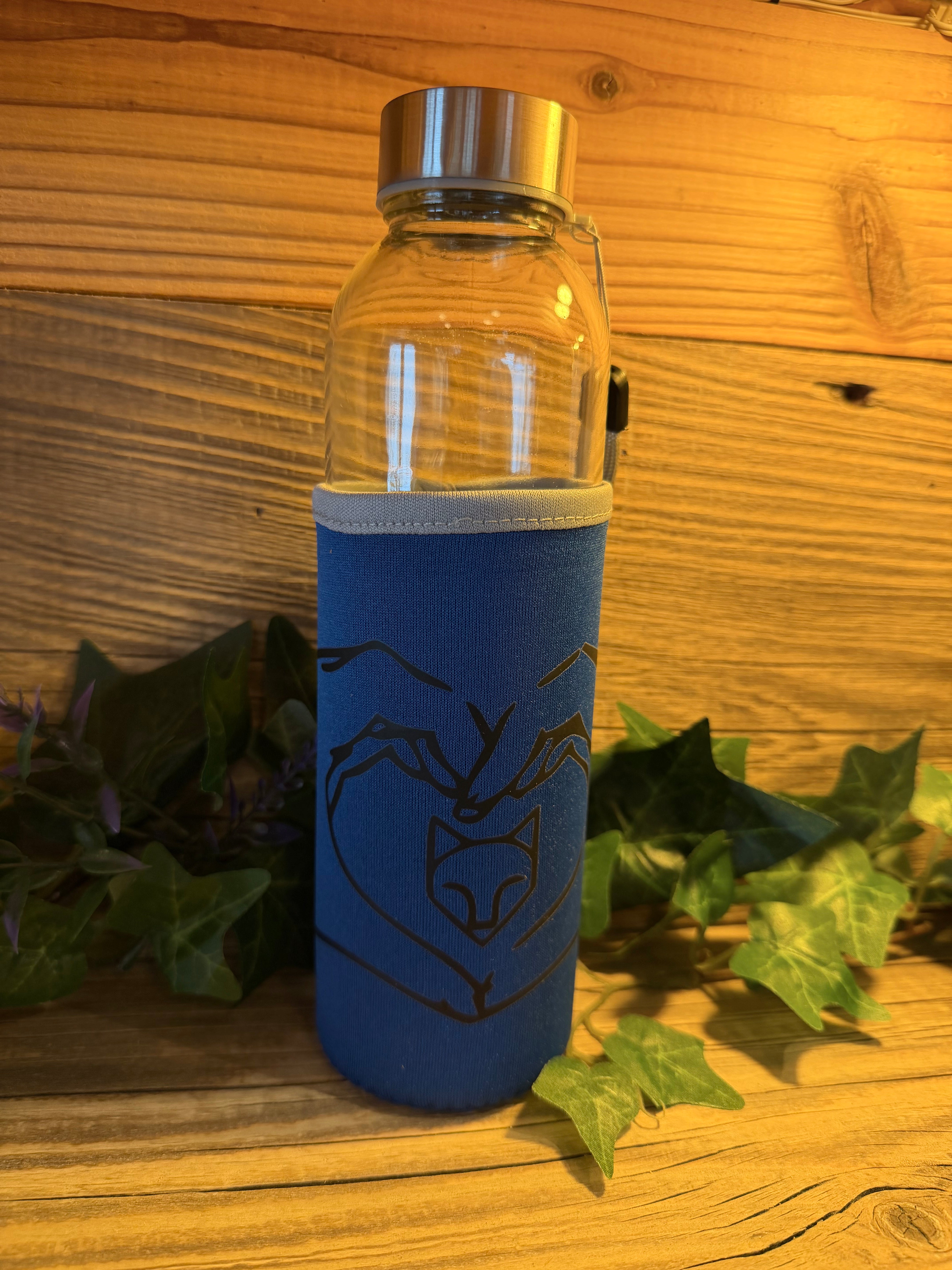 Glasflasche mit blauer Schutzhülle