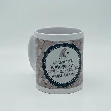 Spruchtasse "Am Rande des Wahnsinns sitzt eine Katze und schubst alles runter"