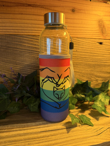 Glasflasche mit Regenbogen-Schutzhülle